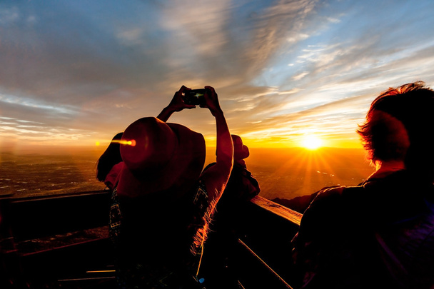 Туристы силуэт часы и фотографии блестящие Нью-Мексико с
 - Фото, изображение