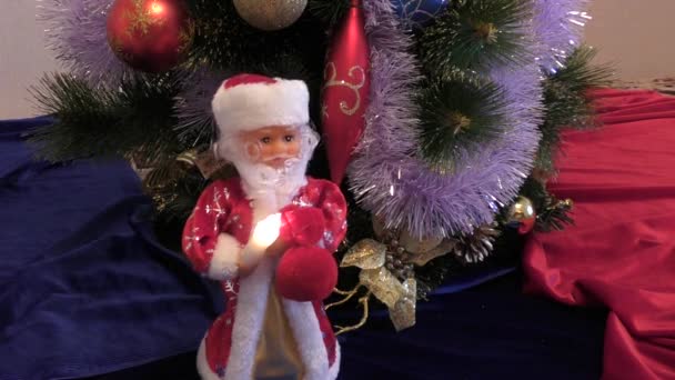Санта-Клауса в різдвяні дерева - Кадри, відео