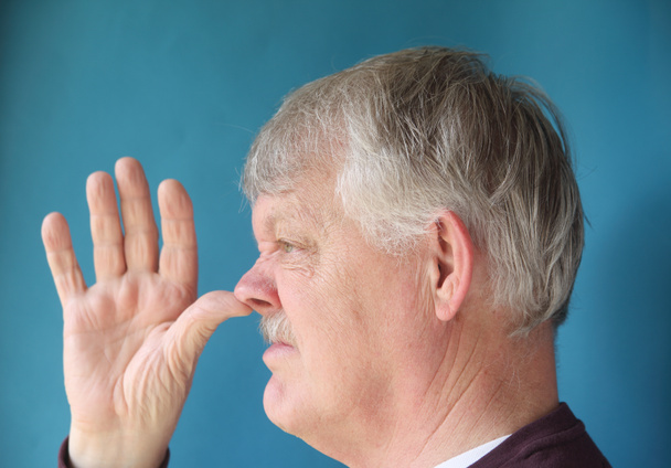 Älterer Mann rümpft die Nase - Foto, Bild