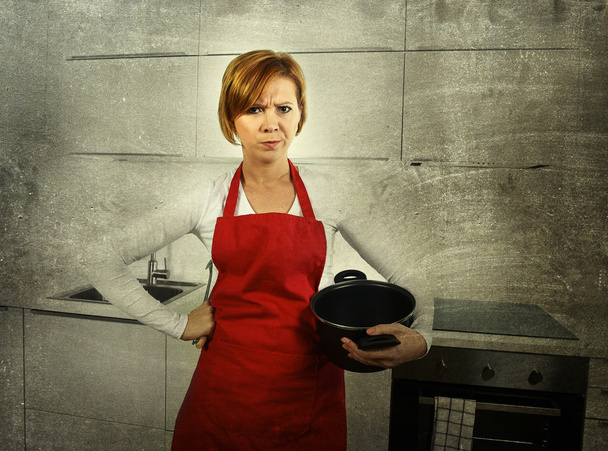 Hausfrau verwirrt und frustriert im Schürzen-Grunge-Dreck - Foto, Bild