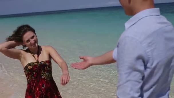 Casal caminham juntos ao longo da praia
 - Filmagem, Vídeo