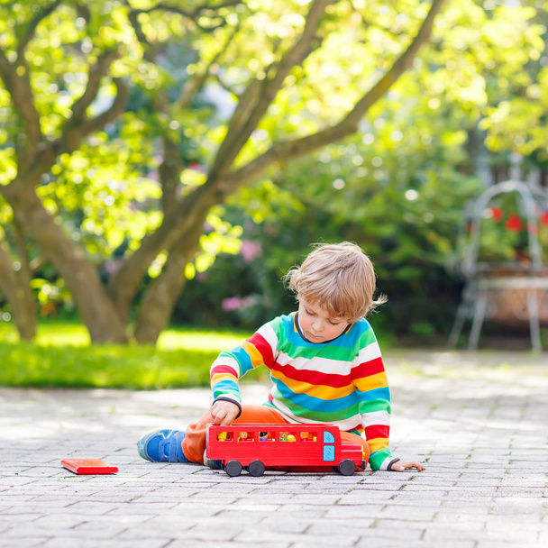 Menino pré-escolar brincando com brinquedo de carro
 - Foto, Imagem