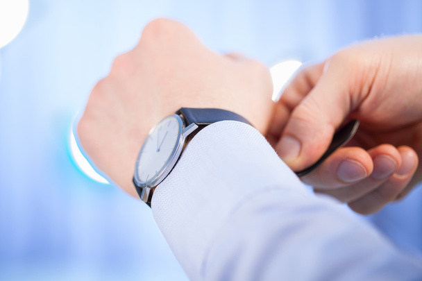 Homme d'affaires attachant un bracelet de swatch
 - Photo, image