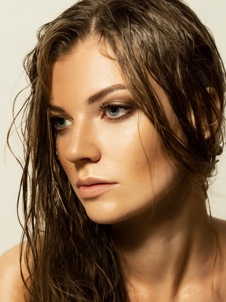 Portrait of beautiful young woman with long wet hairs. Low key s - Foto, Imagem