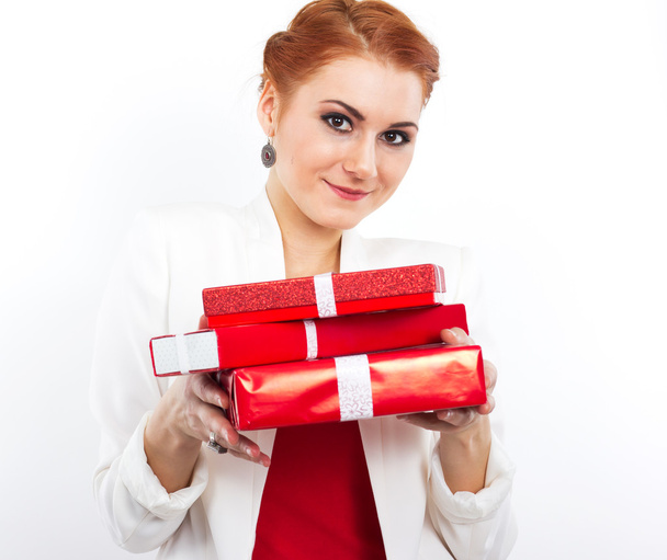 Kırmızı hediye kutusu ile Kırmızı elbiseli genç kız. Beyaz güzel kızıl saçlı kız. - Fotoğraf, Görsel