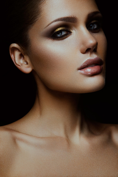 Девушка модель красоты с ярким макияжем
 - Фото, изображение