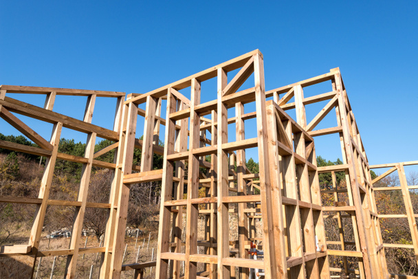 Holzrahmen eines neuen Hauses im Bau - Foto, Bild