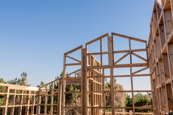 Дерев'яна рамка нового будинку, що будується
 - Фото, зображення