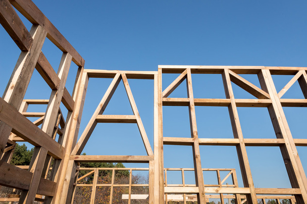 Marco de madera de una casa nueva en construcción
 - Foto, Imagen