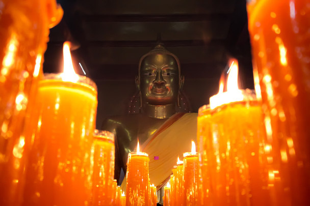 Posąg Buddy ze świecami - Chachoengsao, Tajlandia - Zdjęcie, obraz