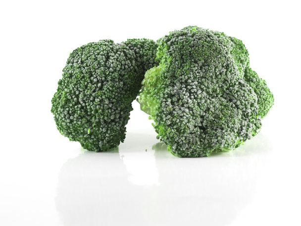 zielone brokuły na białym tle - Zdjęcie, obraz