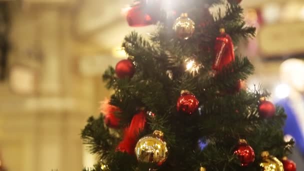 Aydınlatılmış güzel bir Noel ağacının ayrıntıları - Video, Çekim