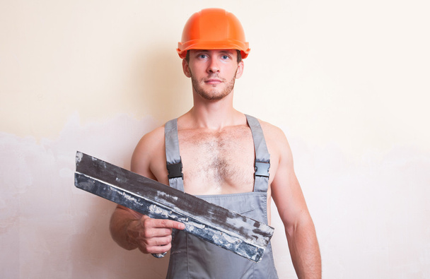 Man in overalls with a large spatula - Foto, Bild