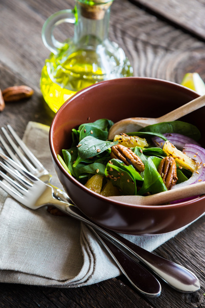 Salad with fresh spinach, oranges and pecan - Valokuva, kuva