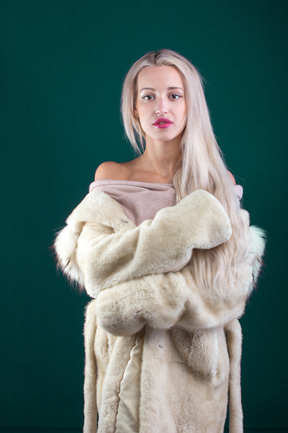 白い毛皮のコートを着た若い女性ファッション モデル - 写真・画像