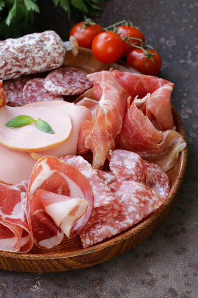 Geassorteerde vleeswaren - ham, worst, salami, parma, prosciutto, spek - Foto, afbeelding