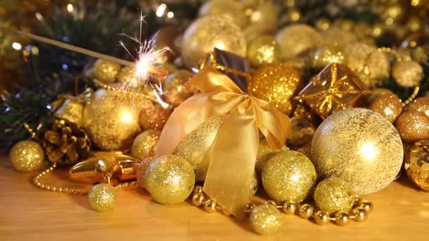 Kerstmis sparkler met pijl en boog ballen in goud Toon. - Video