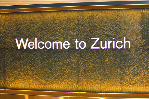 die Lichtinschrift mit den Grußworten "Willkommen in Zürich" - Foto, Bild