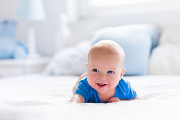 Baby boy fehér napfényes hálószoba - Fotó, kép