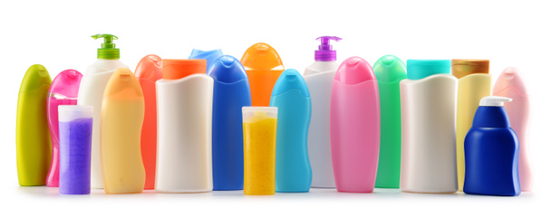 Bottiglie di plastica per la cura del corpo e prodotti di bellezza su bianco
 - Foto, immagini