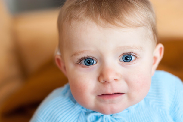 Bébé aux yeux bleus regardant la caméra, à l'intérieur
 - Photo, image