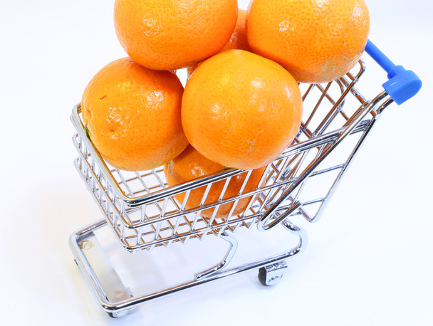 birçok clementines ile küçük alışveriş sepeti - Fotoğraf, Görsel