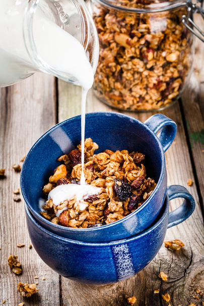 Desayuno: granola casera con yogur
  - Foto, imagen