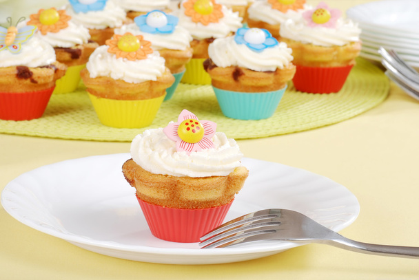 Colorful springtime cupcakes - Fotoğraf, Görsel