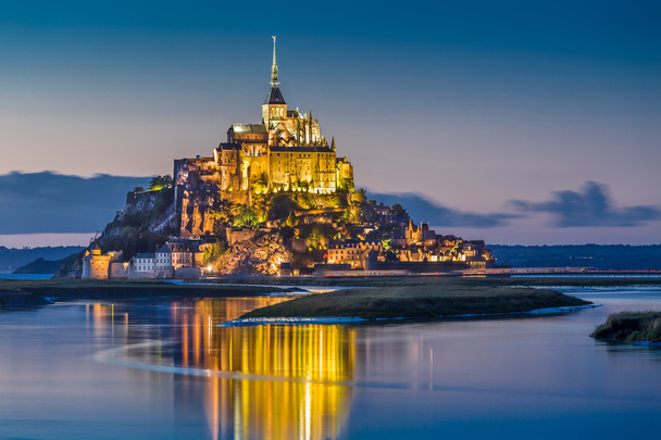 Mont Saint-Michel a twilight alkonyatkor, Normandia, Franciaország - Fotó, kép