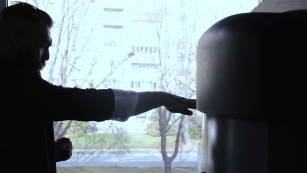 Sylwetka człowieka, który uderza doskonalenie Kung Fu - Materiał filmowy, wideo