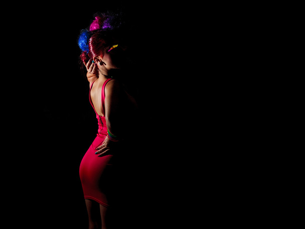 Vrouwelijke model in rode jurk - Foto, afbeelding