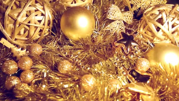 En oropel y bolas de Navidad de color oro la mano femenina pone una caja con un regalo
. - Metraje, vídeo