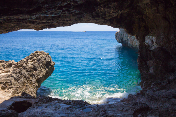Widok z jaskini na Cape Greco, Cypr - Zdjęcie, obraz