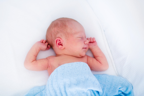 Schattige pasgeboren baby in bed wit - Foto, afbeelding