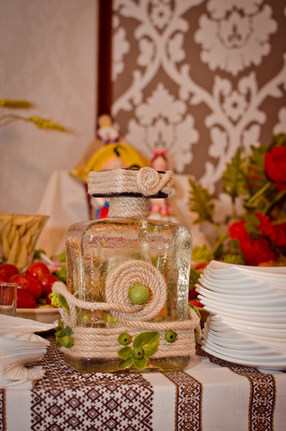 2buffet-pöytä juomien ja aterioiden kanssa
 - Valokuva, kuva
