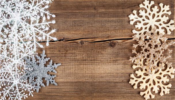 Fond de Noël. Snowflakes bordure sur planche de bois grunge
.  - Photo, image