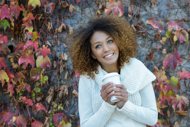 junge afrikanisch-amerikanische Mädchen mit Afro-Frisur mit Kaffeetasse - Foto, Bild