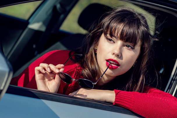 attractive young woman driving a car  - Zdjęcie, obraz