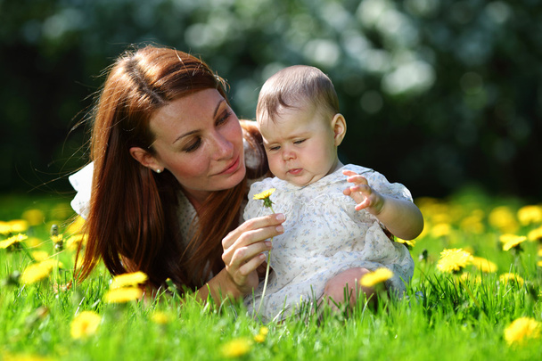 Mother and daughter on the green grass - Foto, Bild