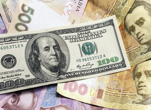 Фон різних банкнот, що знаходяться в доларах США та української гривні - Фото, зображення