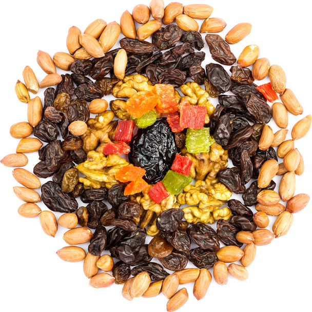 mix van noten en gedroogde vruchten geïsoleerd op witte achtergrond - Foto, afbeelding
