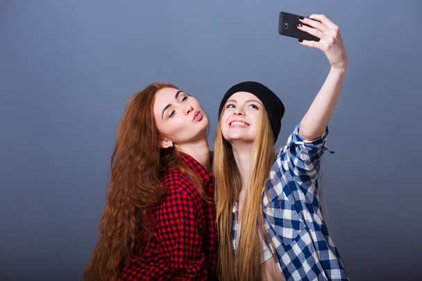 Two young women taking selfie with mobile phone - Zdjęcie, obraz