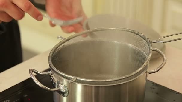 Chicken fillet in a hot steamer pan - Záběry, video