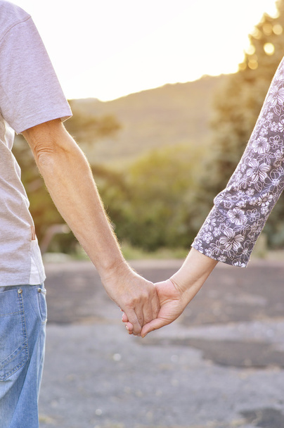 Couple holding hands outdoors - Foto, imagen