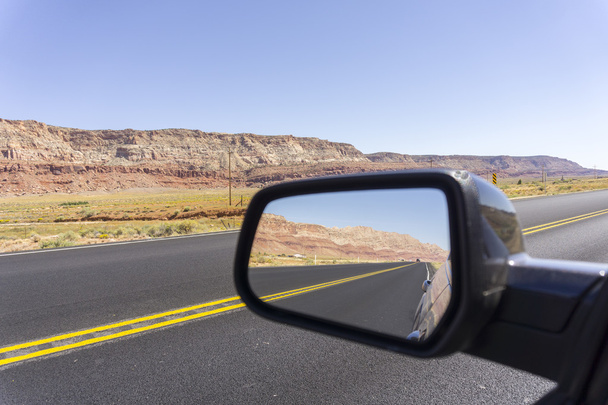 Carretera y paisaje en espejo retrovisor a través de Arizona
. - Foto, Imagen