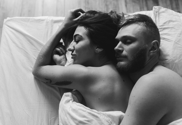 Молодая пара в постели вместе
 - Фото, изображение