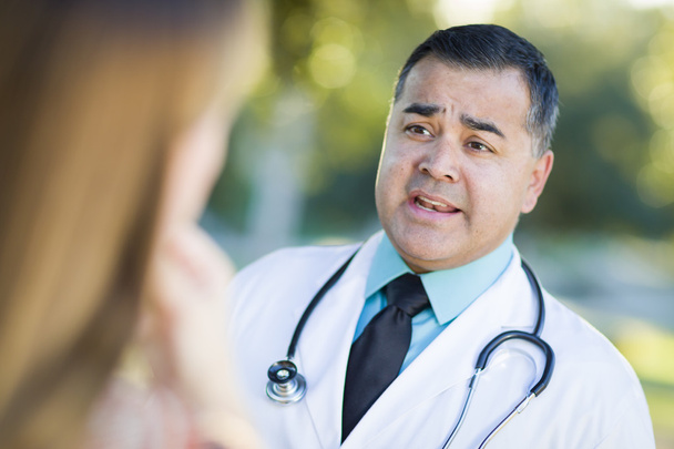 Médico o enfermera hispano hablando con un paciente
 - Foto, Imagen