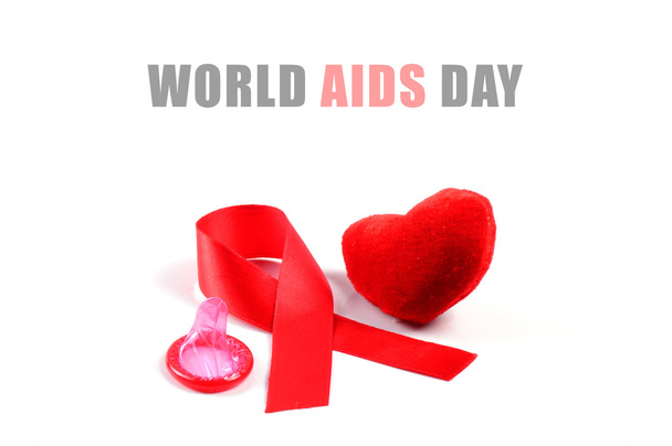 Aids ribbon, heart and condom - Foto, afbeelding