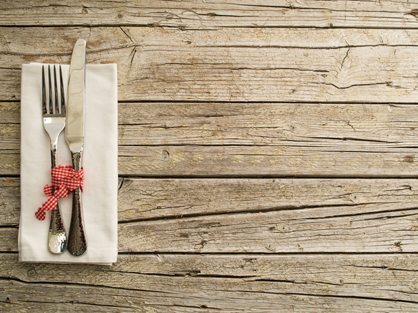 Кухонные принадлежности на фоне старых деревянных досок
 - Фото, изображение