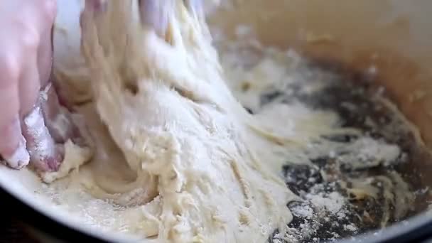 ő rakja a tésztát sütés - Felvétel, videó